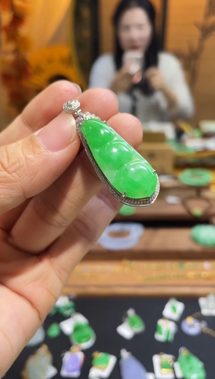 颈饰18K金镶嵌翡翠福豆