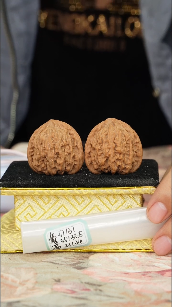 【闪购商品】文玩核桃把件密纹