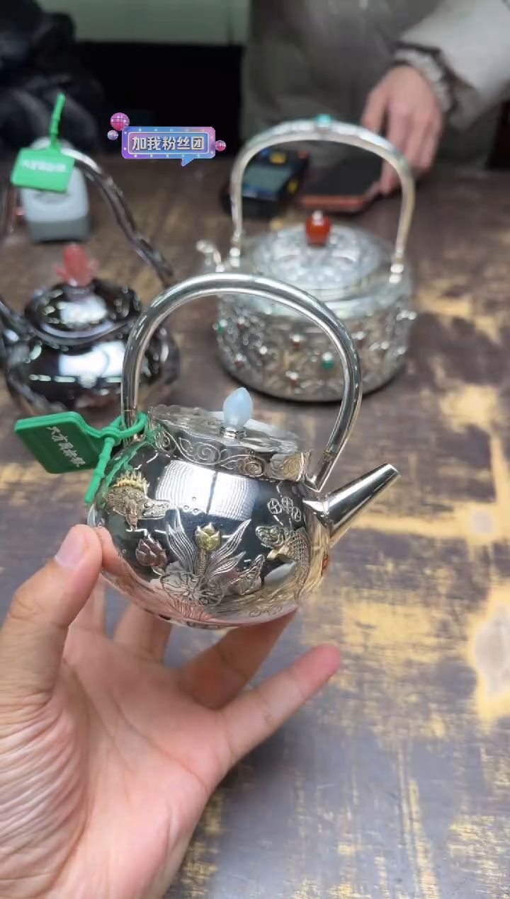 自*寸发标手作錾刻嵌金鱼藻纹提梁壶