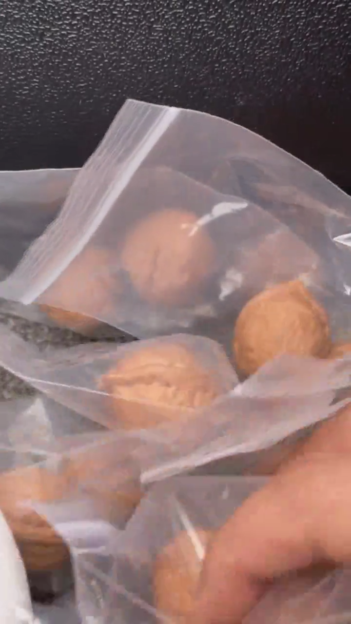 【闪购商品】文玩核桃把件红皮龙胆