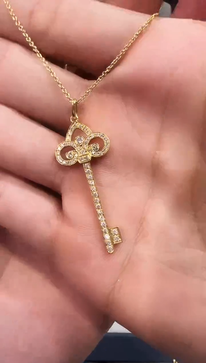项链18K金镶嵌钻石满钻皇冠钥匙项链