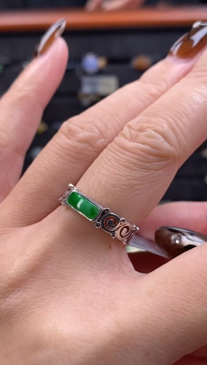 颈饰18K金镶嵌翡翠18856