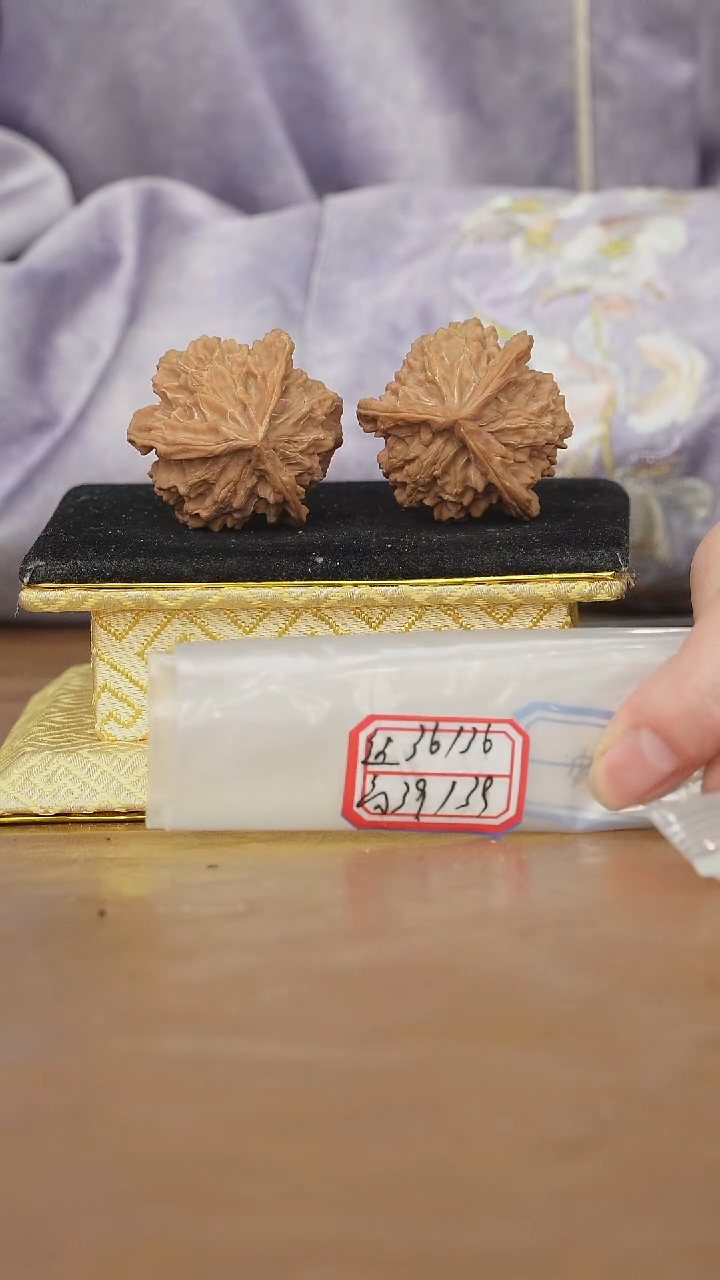 把件文玩核桃盘山三棱有虫眼