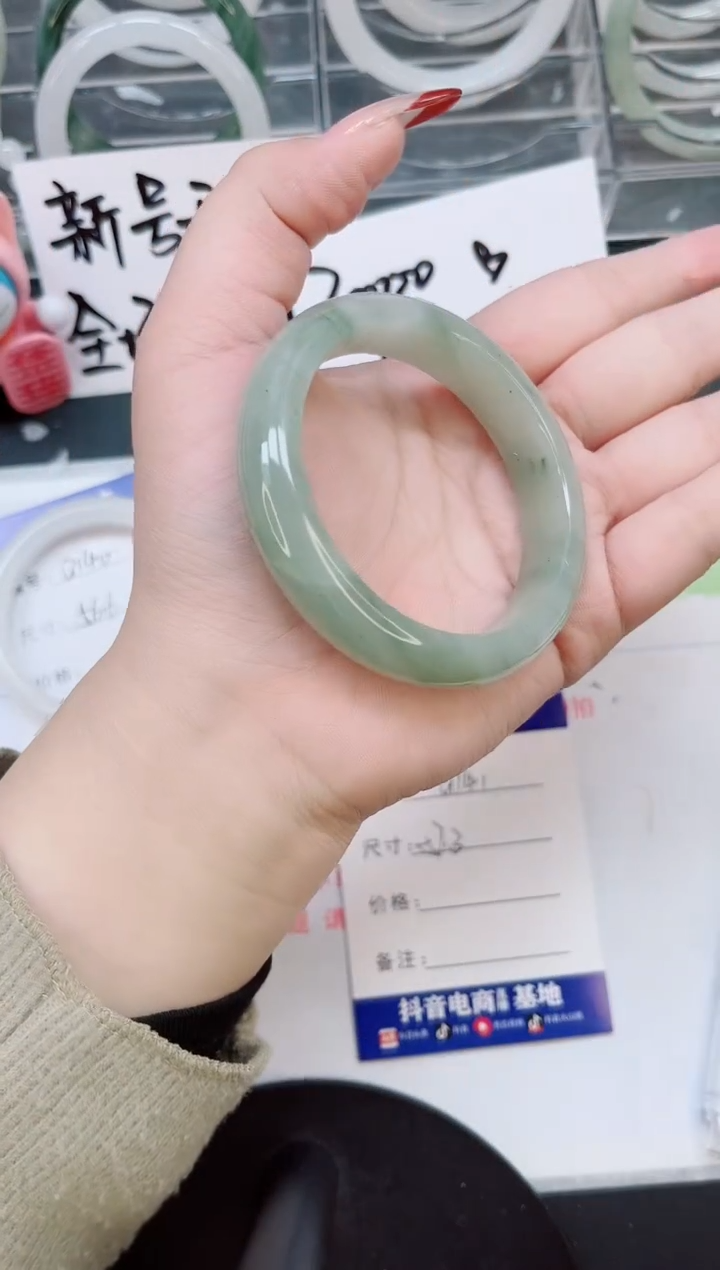 【闪购商品】石英质玉手镯合金a141