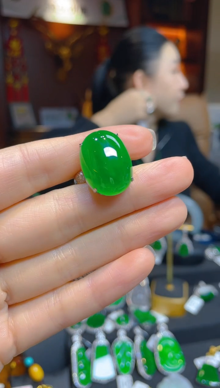 【闪购商品】翡翠戒指18K金镶嵌112205天然A货翡翠蛋面戒指
