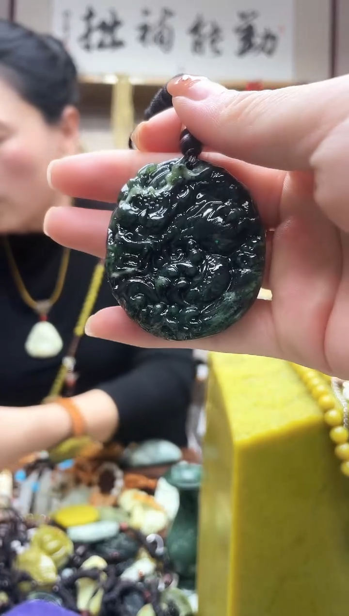 未镶嵌岫玉吊坠··