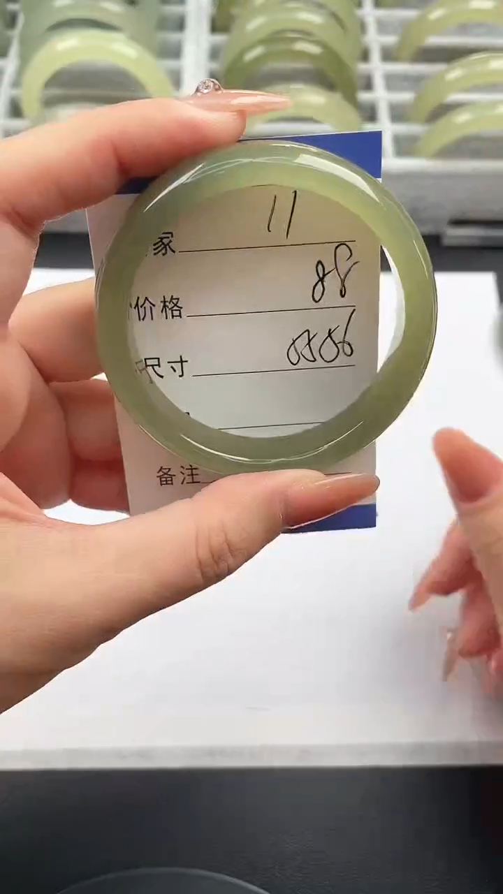 未镶嵌手镯石英质玉湖水绿