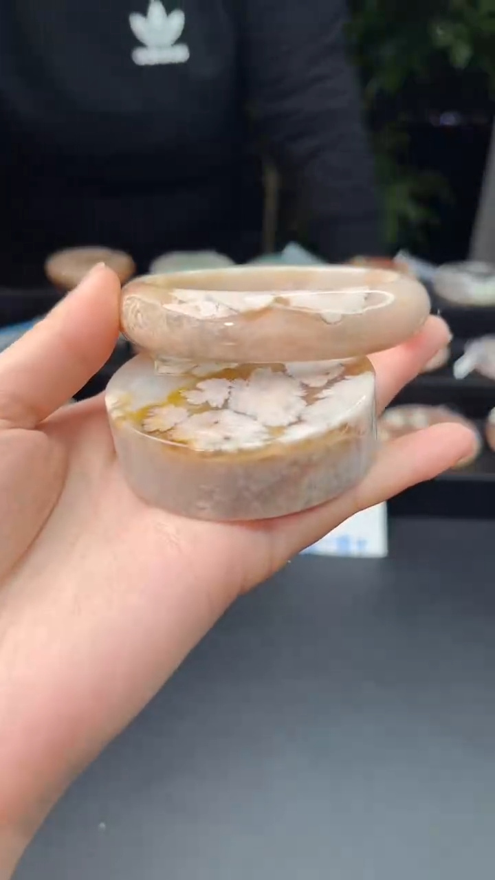 【闪购商品】石英质玉手镯未镶嵌赠送镯心（63圈口）无证书