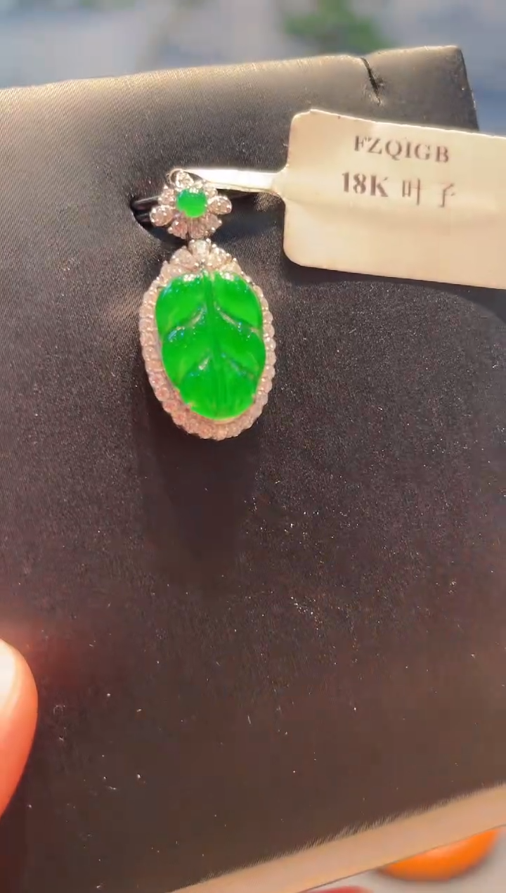 【闪购商品】翡翠吊坠(赠链)18K金镶嵌A99天然A货翡翠