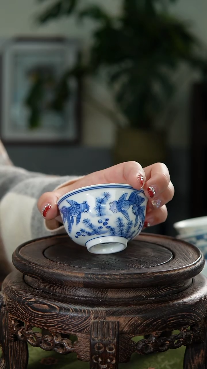 【闪购商品】001景德镇民间艺人青花鱼藻主人杯