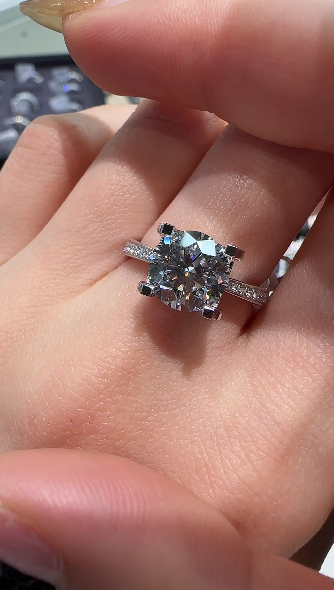 【闪购商品】实验室培育钻石18K金镶嵌星光牛头2ct12圈
