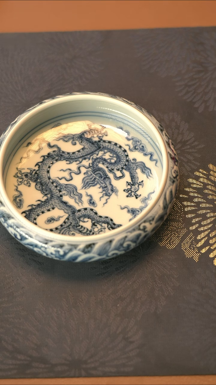仿明青花海浪龙纹水洗