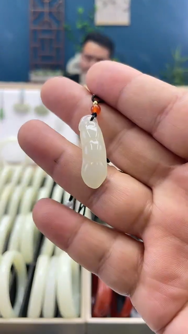 【闪购商品】和田玉吊坠(不含链)未镶嵌卡31福豆