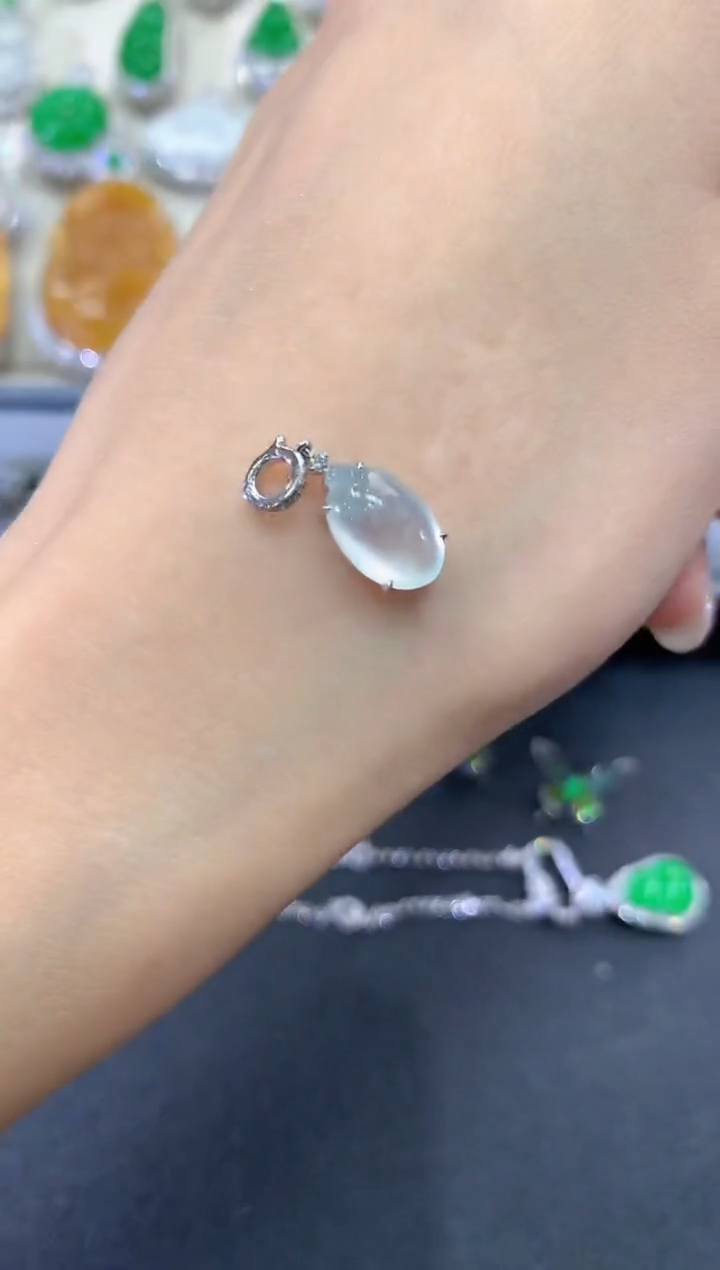 【闪购商品】翡翠吊坠(不含链)18K金镶嵌q22