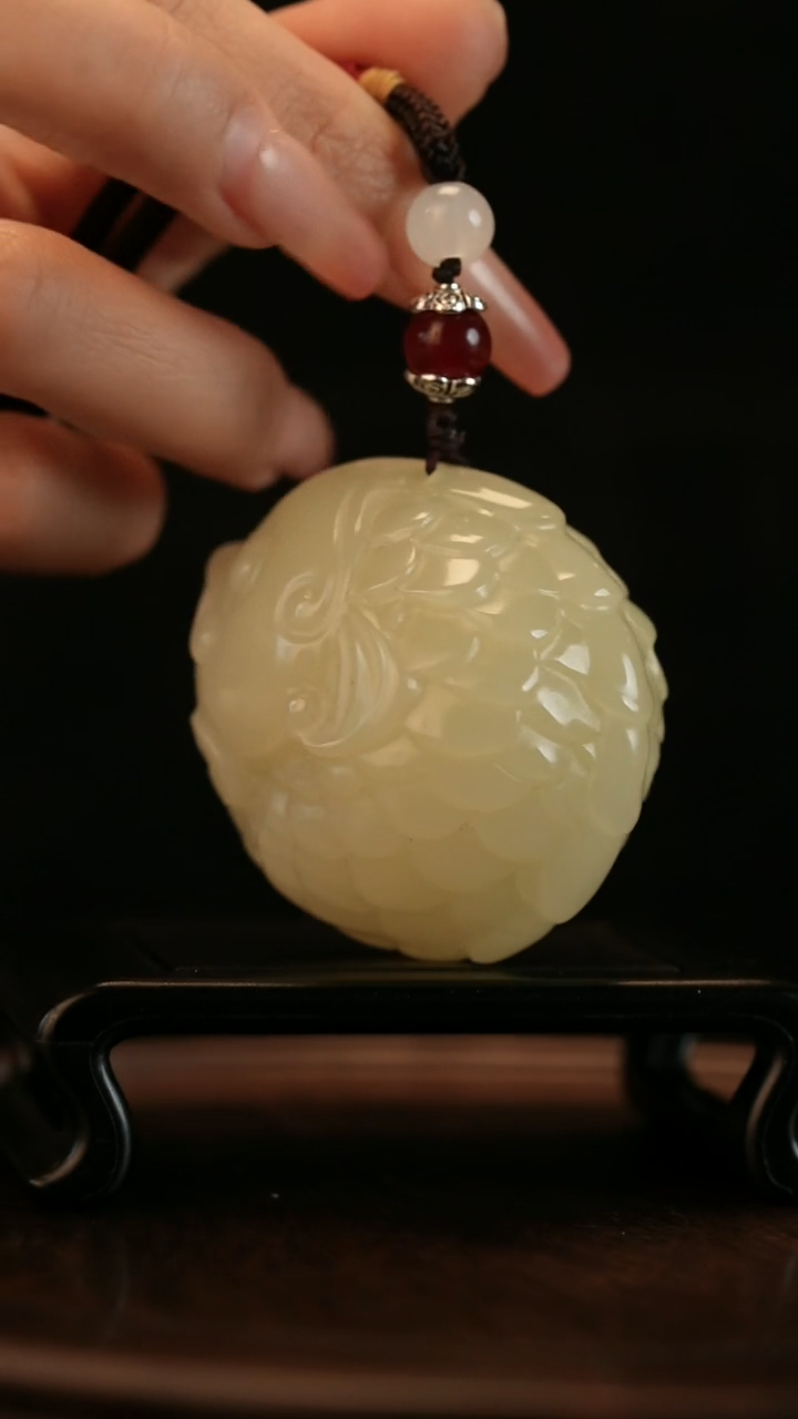 云南石竹叶青雕刻：年年有余