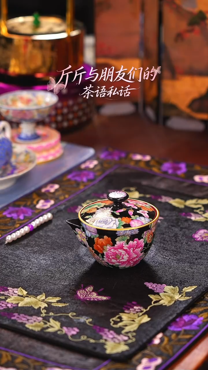 灵玺贡坊   黑地  花卉   宝瓶