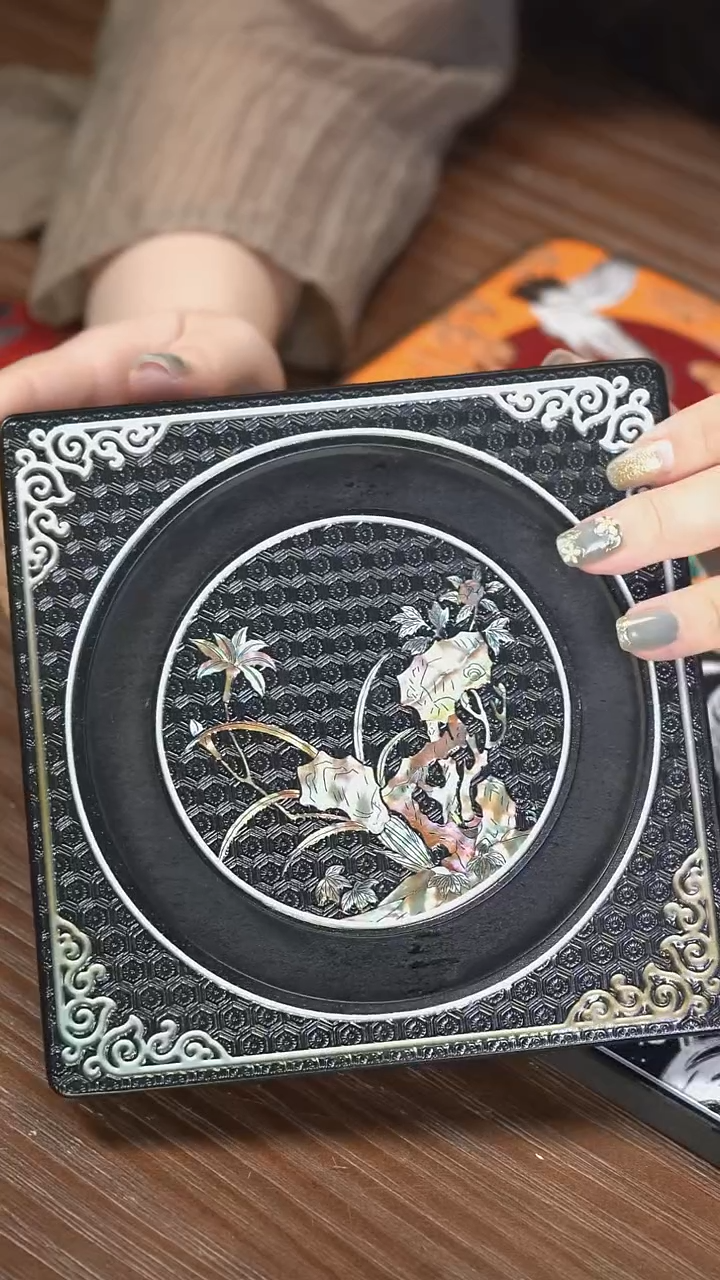 壹藏贰宝龟背螺钿纹小壶承