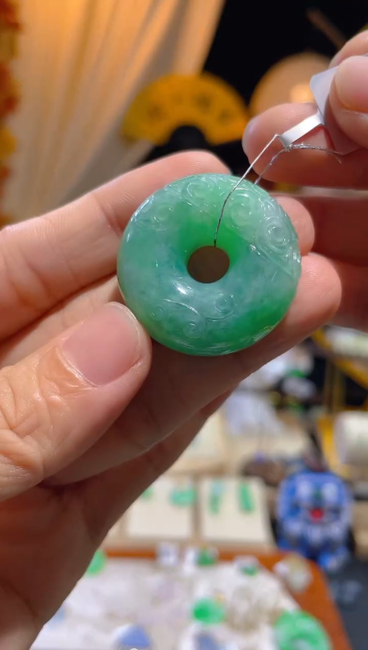 翡翠未镶嵌颈饰平安扣