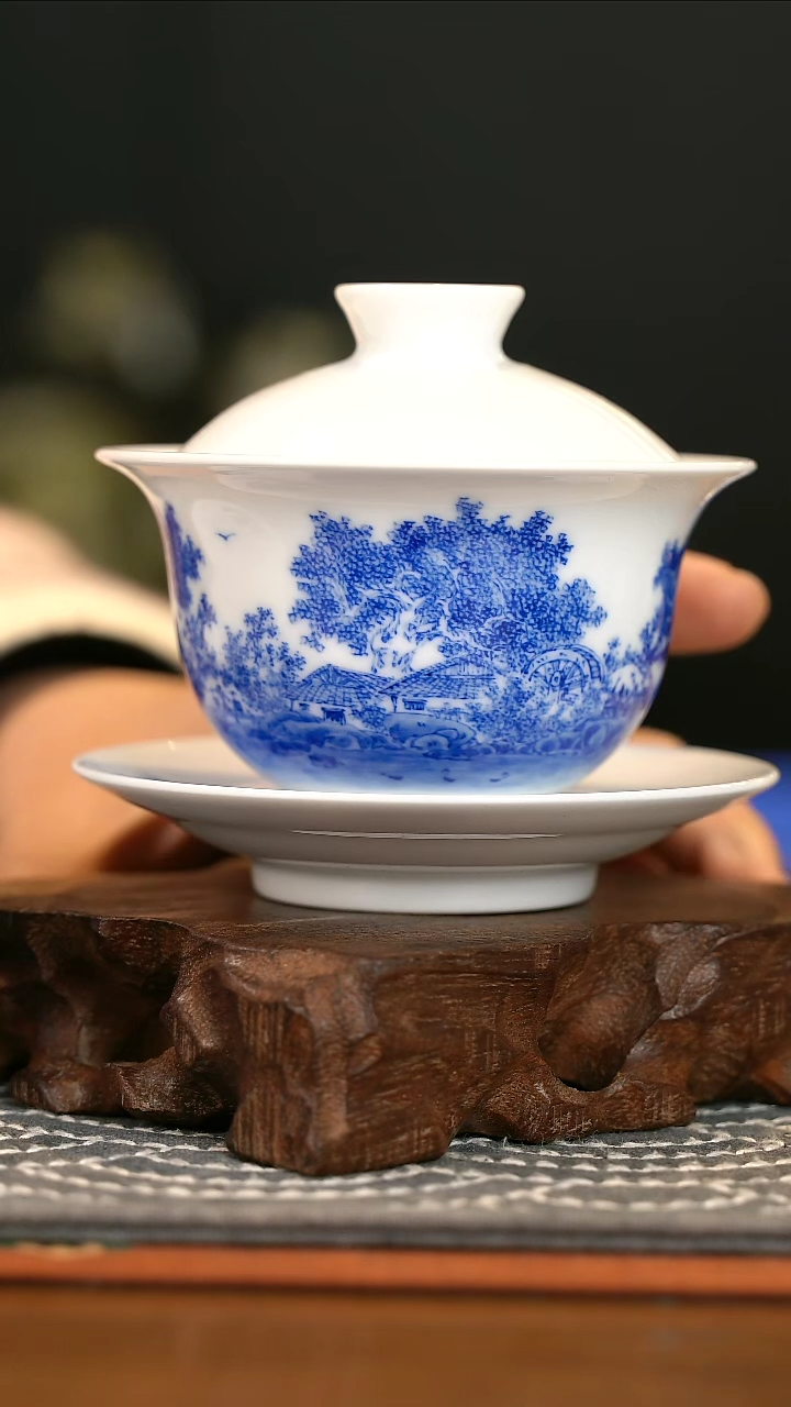 王*占九段烧妙手青花山水盖碗