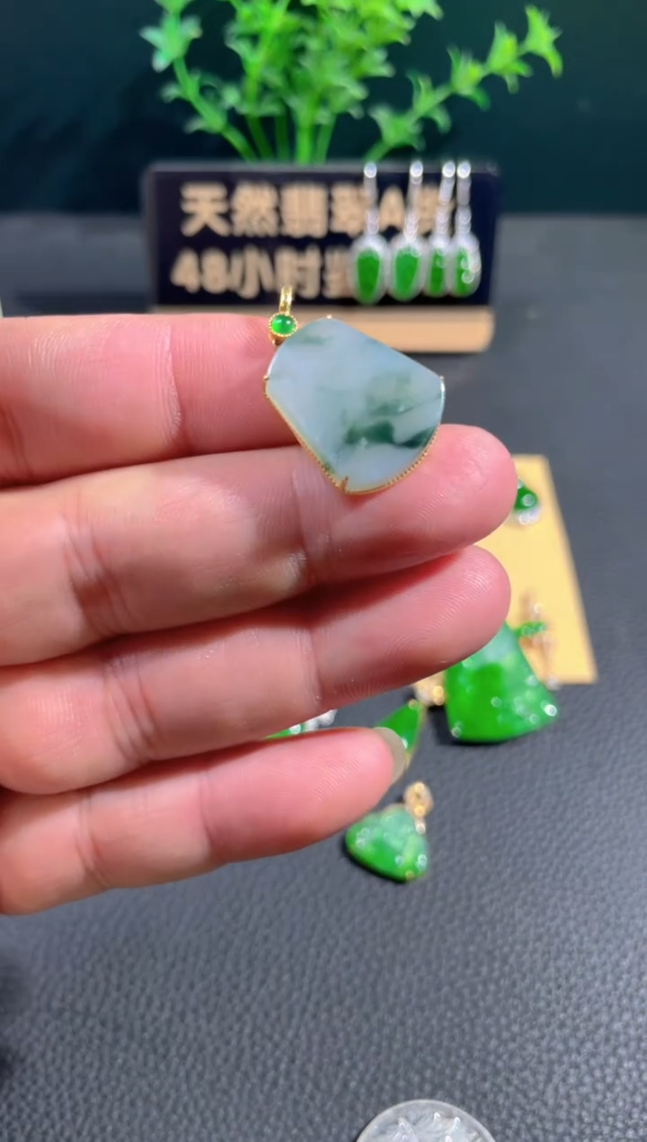 【闪购商品】翡翠颈饰18K金镶嵌翡翠