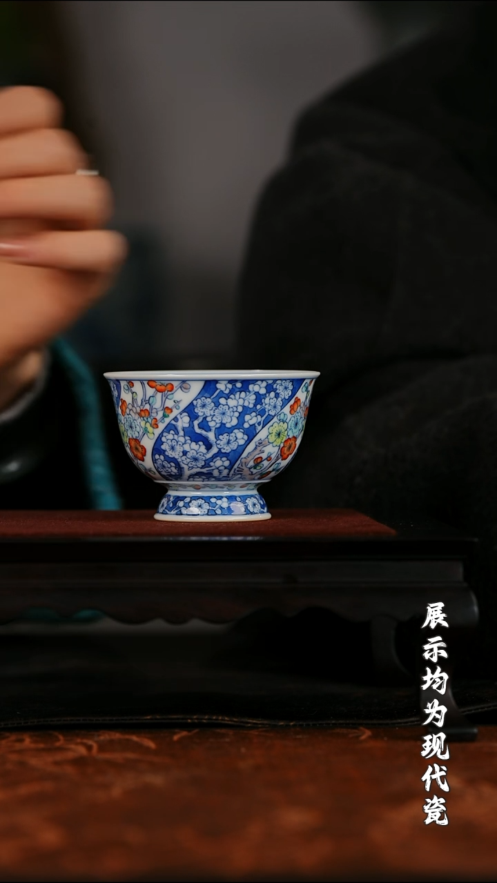 【栗子严选】涂杏花斗彩开瓣蓝地冰梅高足杯