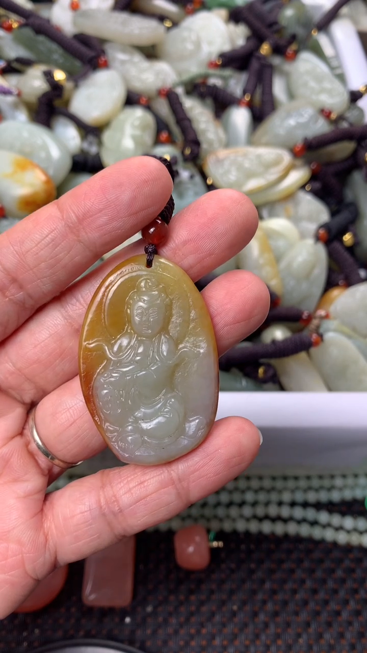 【闪购商品】和田玉颈饰未镶嵌多样性发货没有证书.拍一发一，有瑕