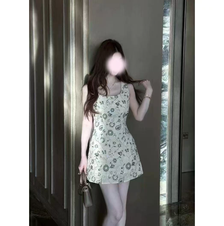 夏季新款修身绣花连衣裙法式小个子显瘦方领高腰背心裙25823