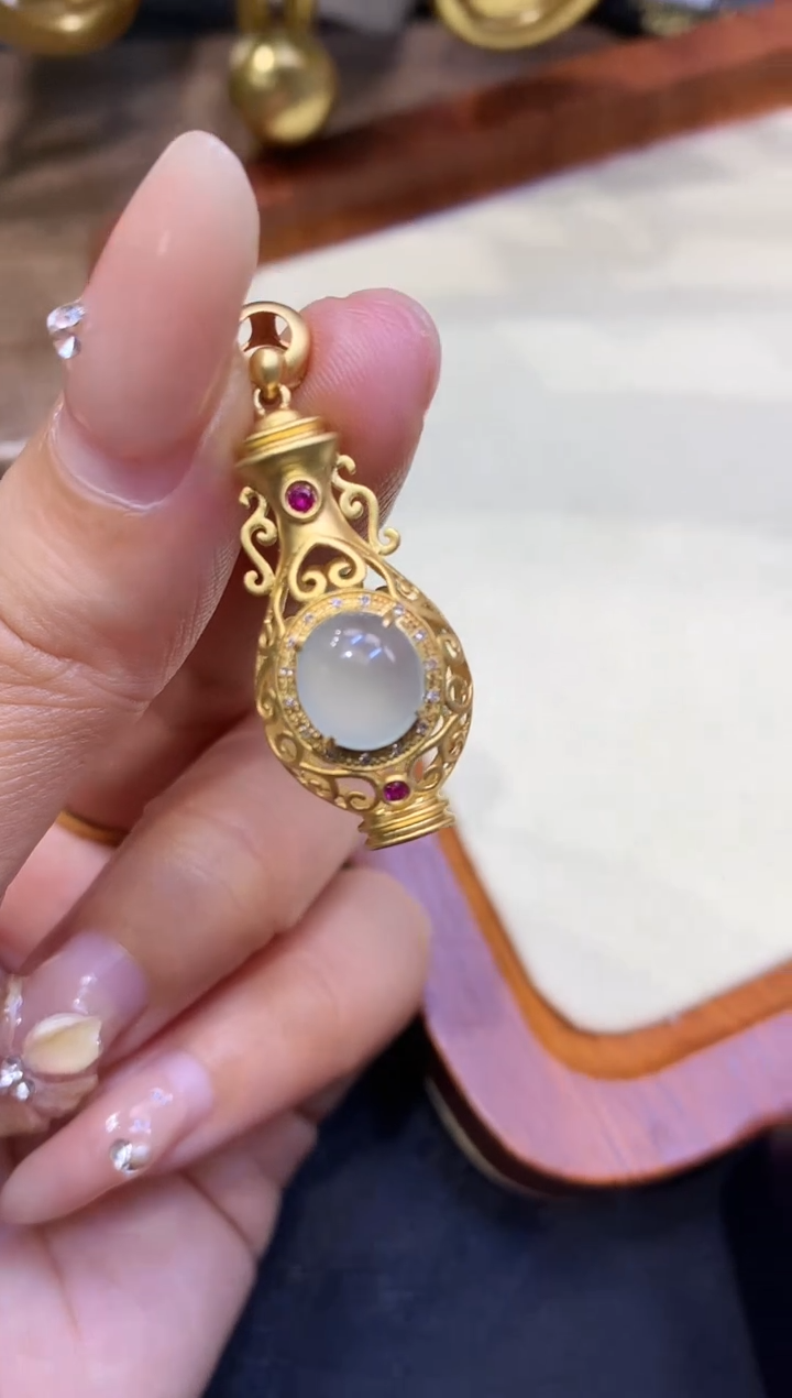 18K金镶嵌挂件翡翠仙瓶