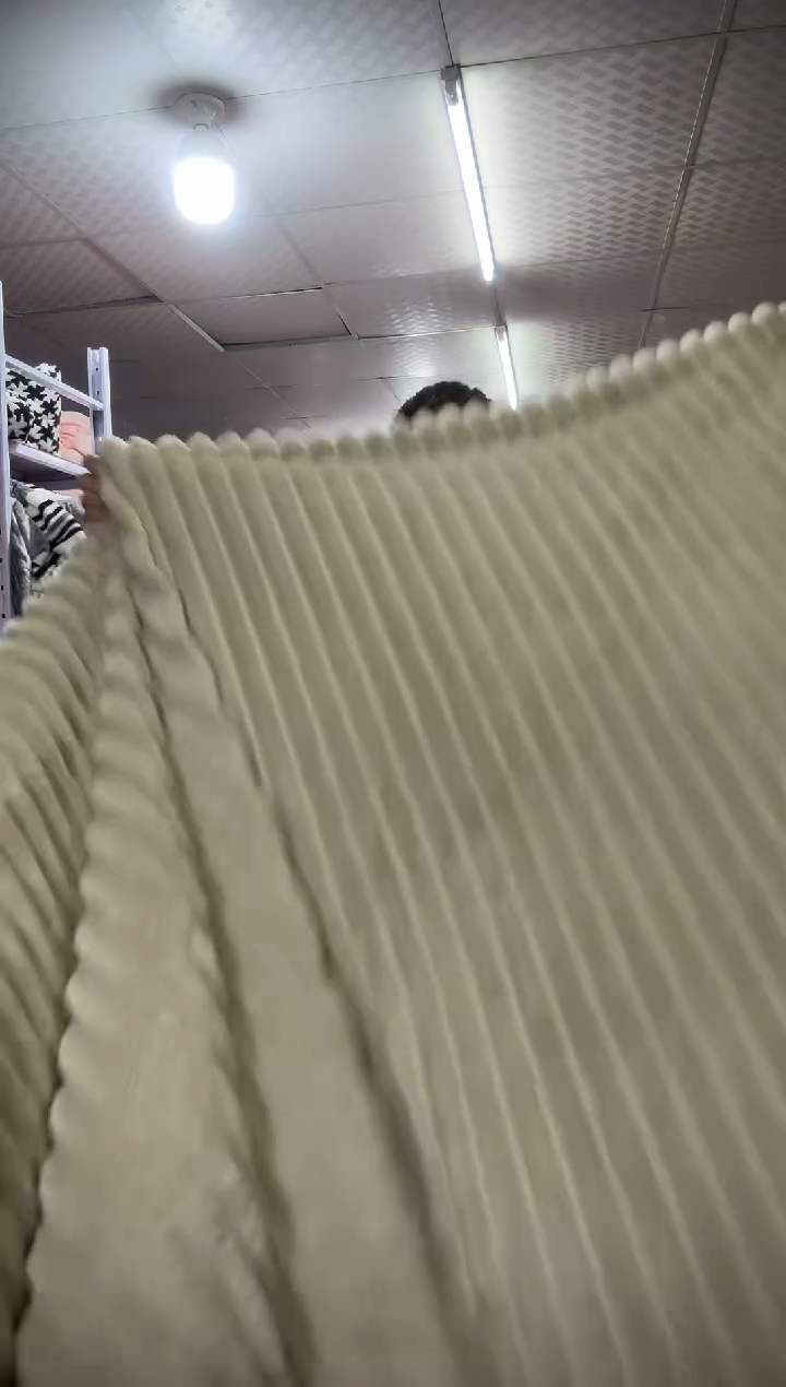 法兰绒香槟色抽条2*2.3毛毯