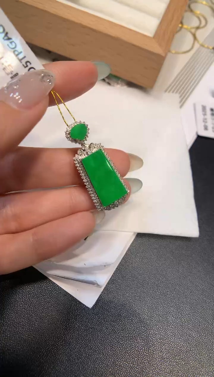 颈饰18K金镶嵌翡翠无事牌