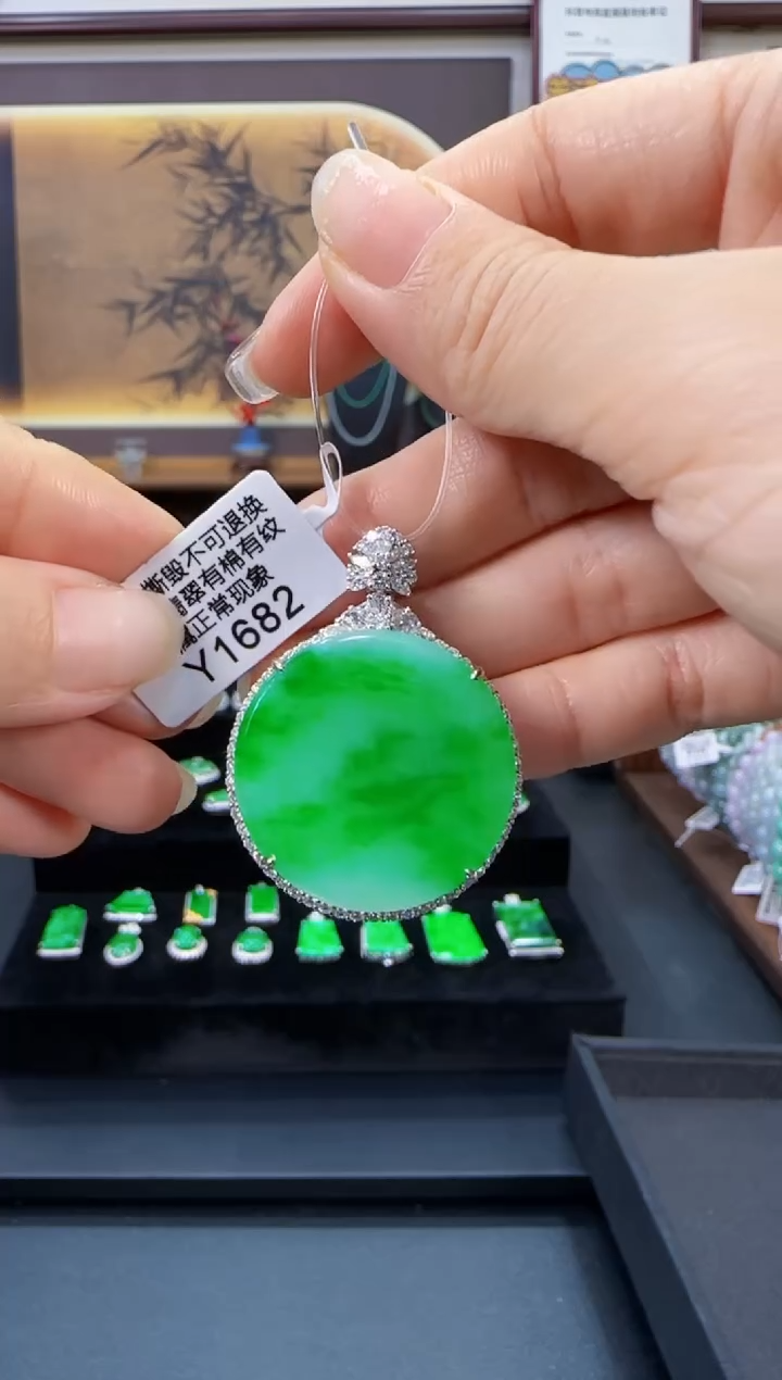 颈饰18K金镶嵌翡翠Y1682无事牌