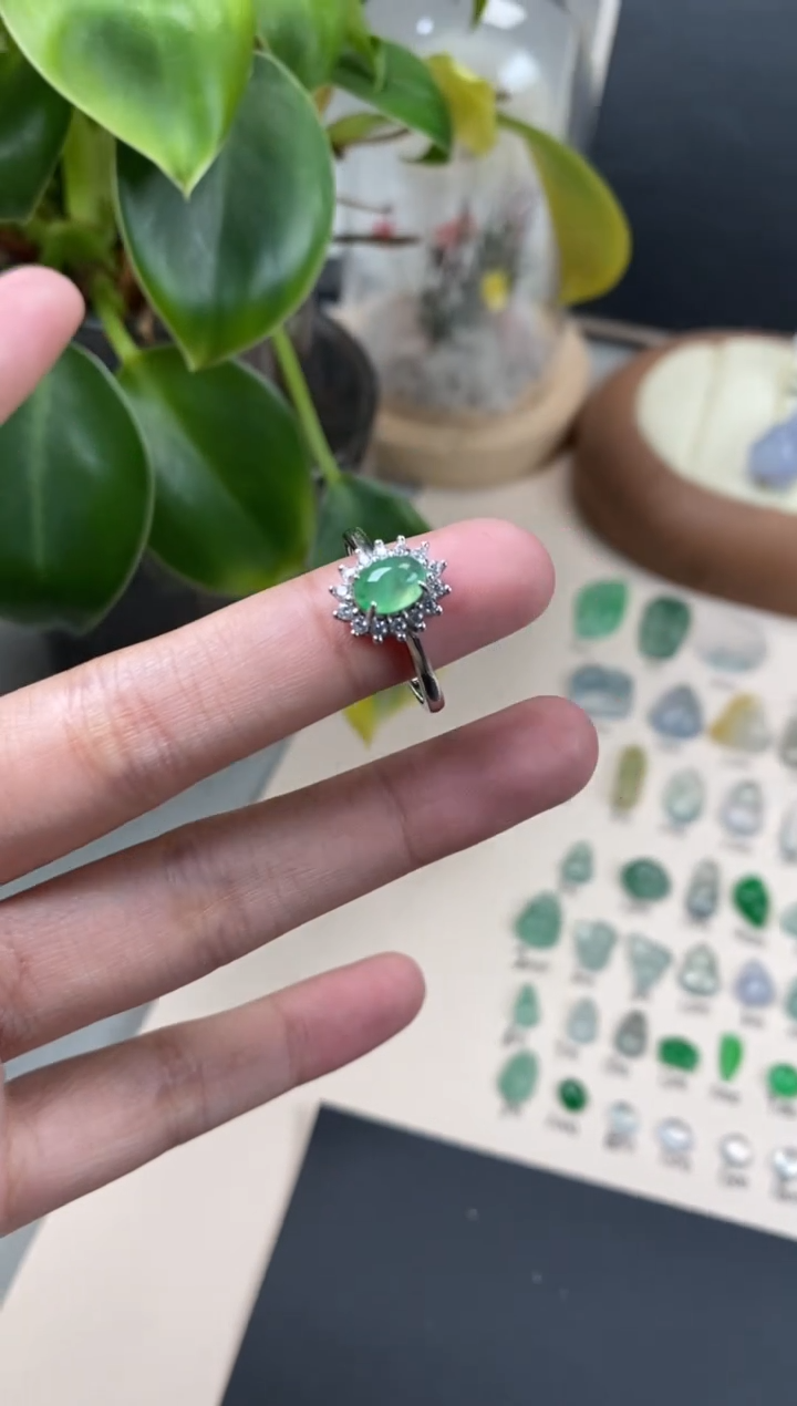 【闪购商品】翡翠颈饰银S925镶嵌翡翠冰绿蛋面