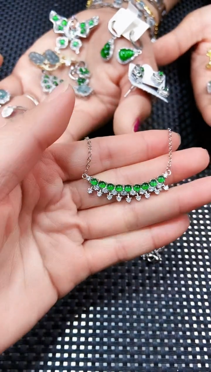 【闪购商品】翡翠颈饰未镶嵌111111111