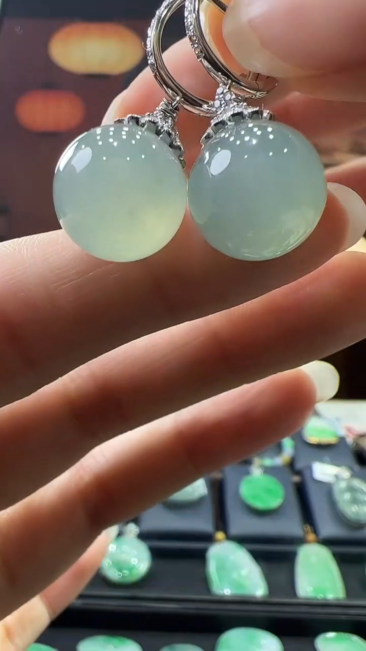 18K金镶嵌挂件翡翠耳扣