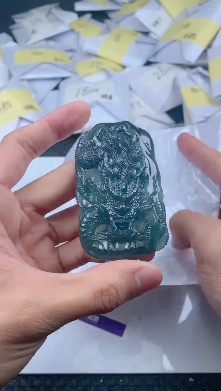 翡翠未镶嵌颈饰             