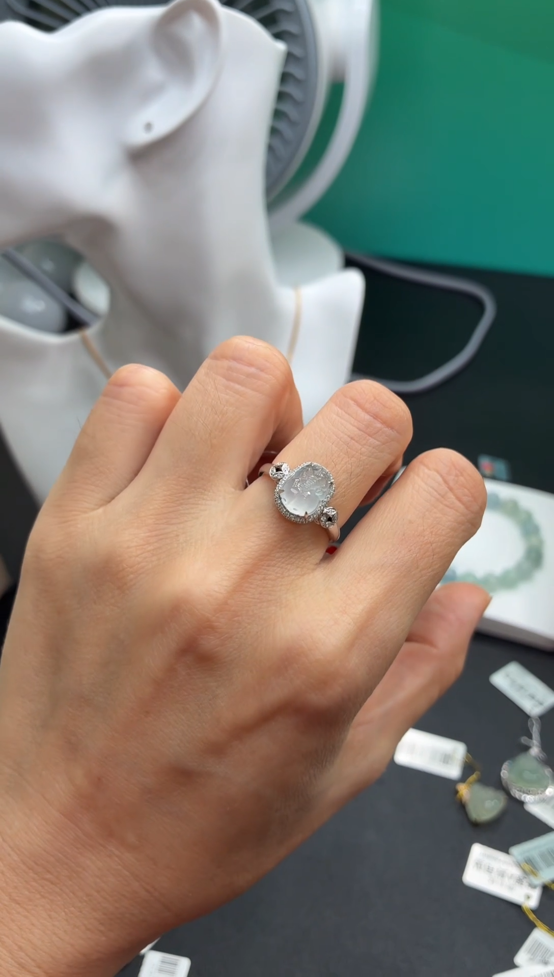 翡翠18K金镶嵌颈饰天然翡翠A货