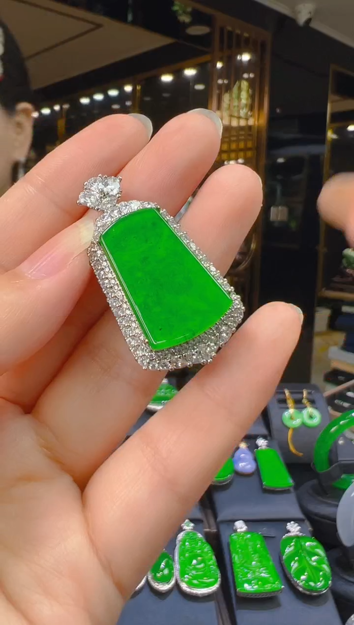 翡翠未镶嵌吊坠(赠链)018（多样性发其一）