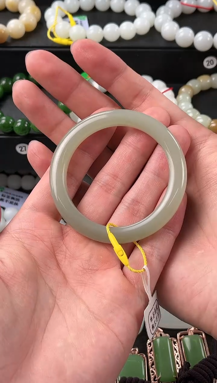 【闪购商品】和田玉手镯未镶嵌且末青白手镯卡53+微色差