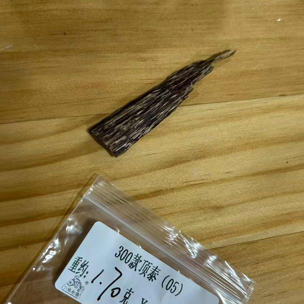 重约1.70克  300款顶泰（05）（料）木艺