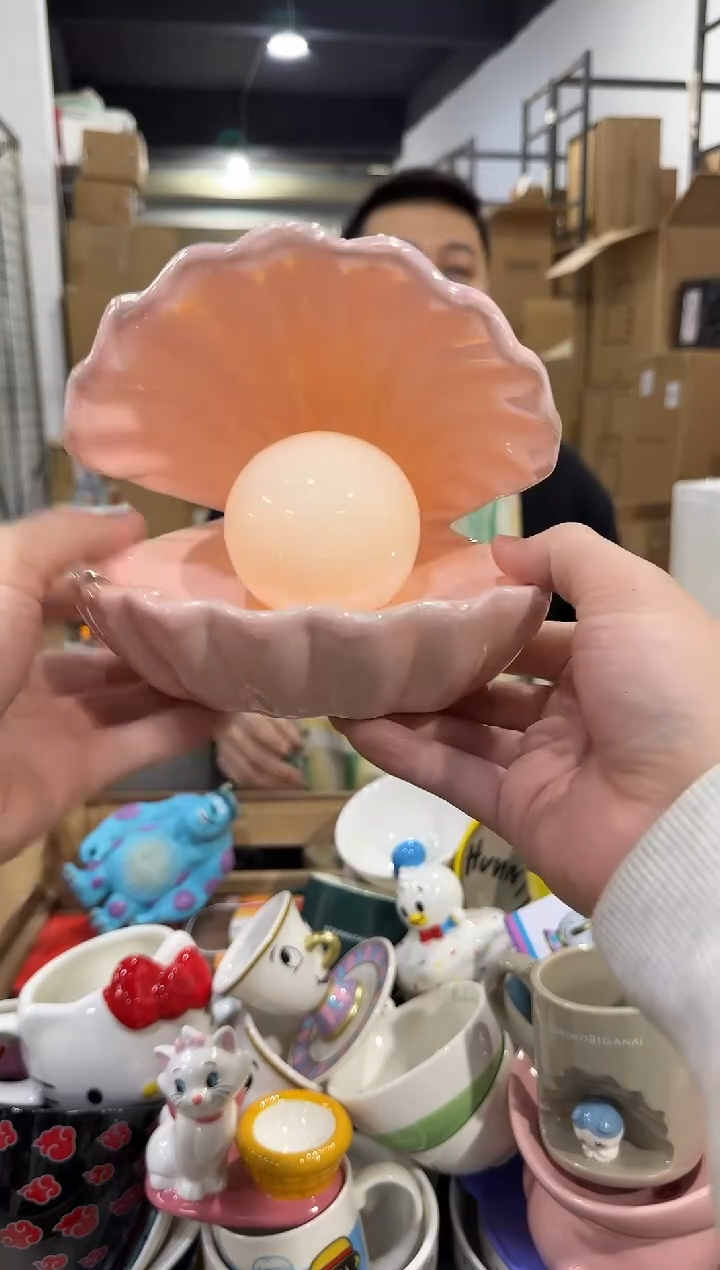 瓷片粉色贝壳带灯摆件