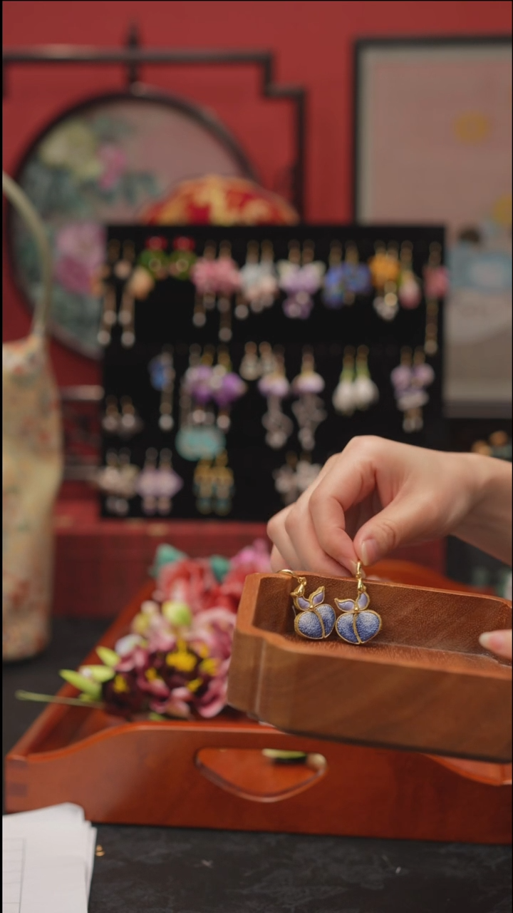 刺绣非遗绒花饰品 