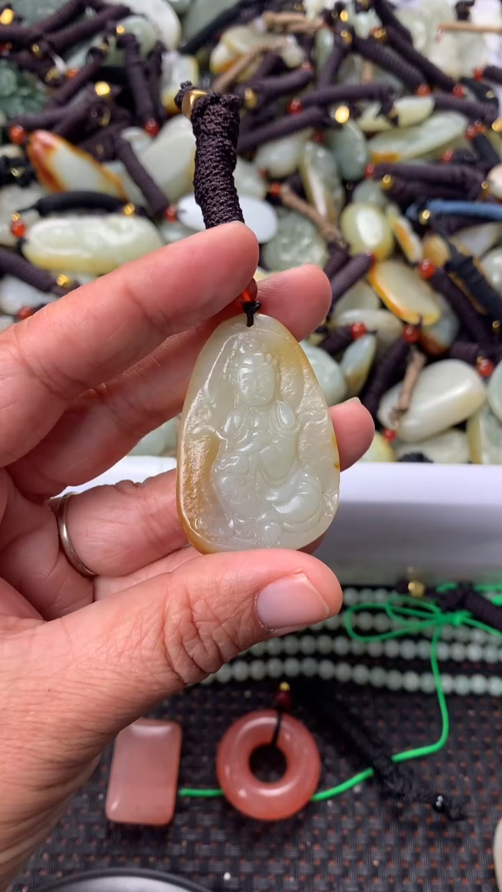 【闪购商品】和田玉颈饰未镶嵌多样性发货没有证书，拍一发一.有瑕