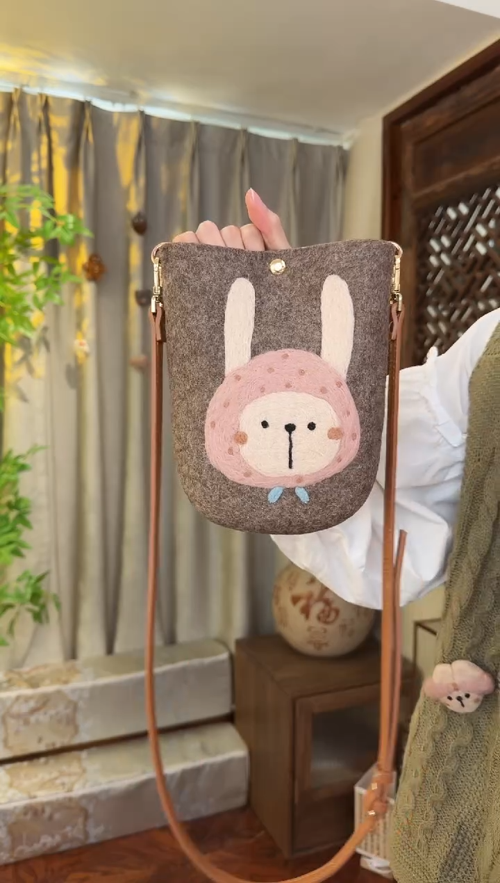 羊毛非遗羊毛毡包 手机包灰小熊