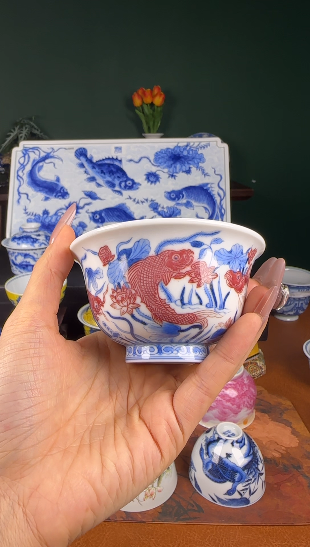 杯勤义堂。青花釉里红满绘鱼藻。 压手杯