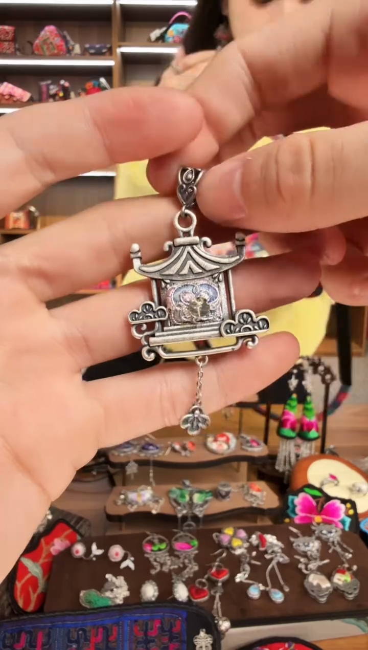 【闪购商品】织绣94蒙阿苏苗绣传承