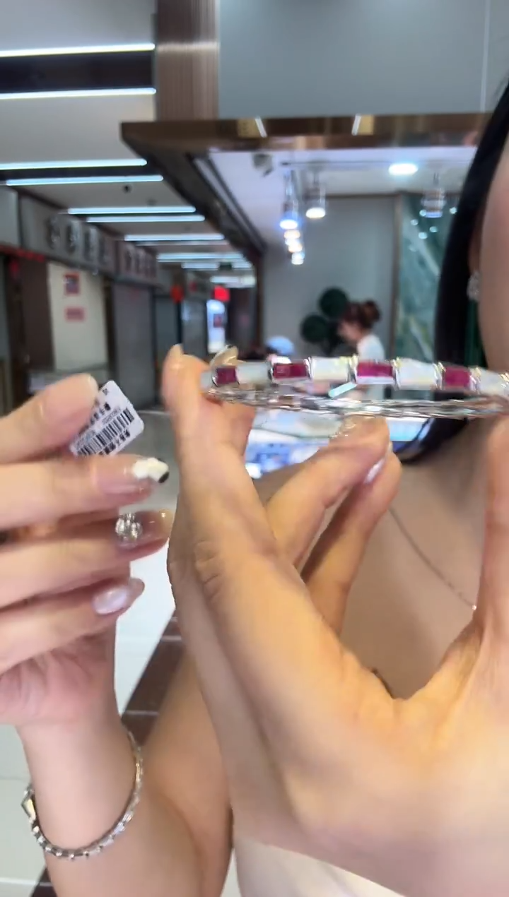 18K金镶嵌手镯红宝石2403270026