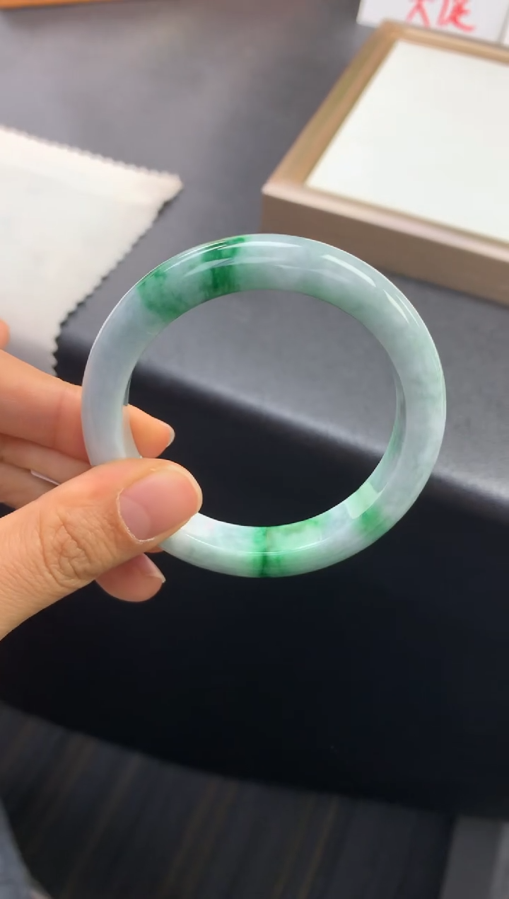 未镶嵌手镯翡翠退货需手镯吊牌标签完好