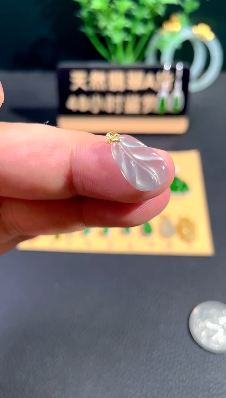 颈饰18K金镶嵌翡翠翡翠