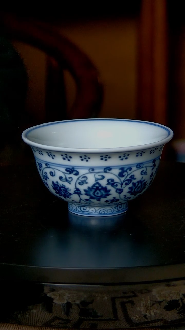 景德镇手工青花永乐缠枝莲压手杯