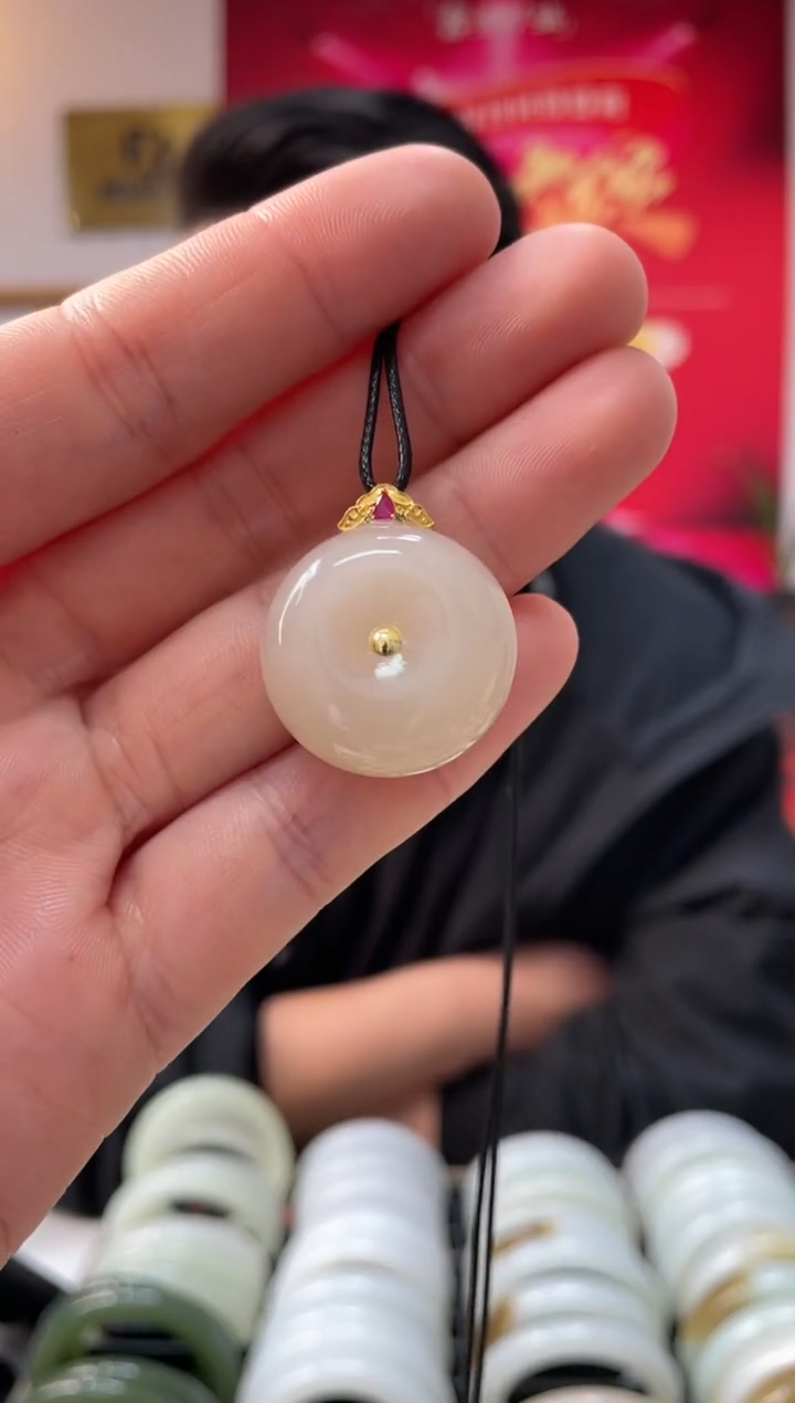 【闪购商品】和田玉颈饰18K金镶嵌熟藕粉平安扣吊坠随机发一件